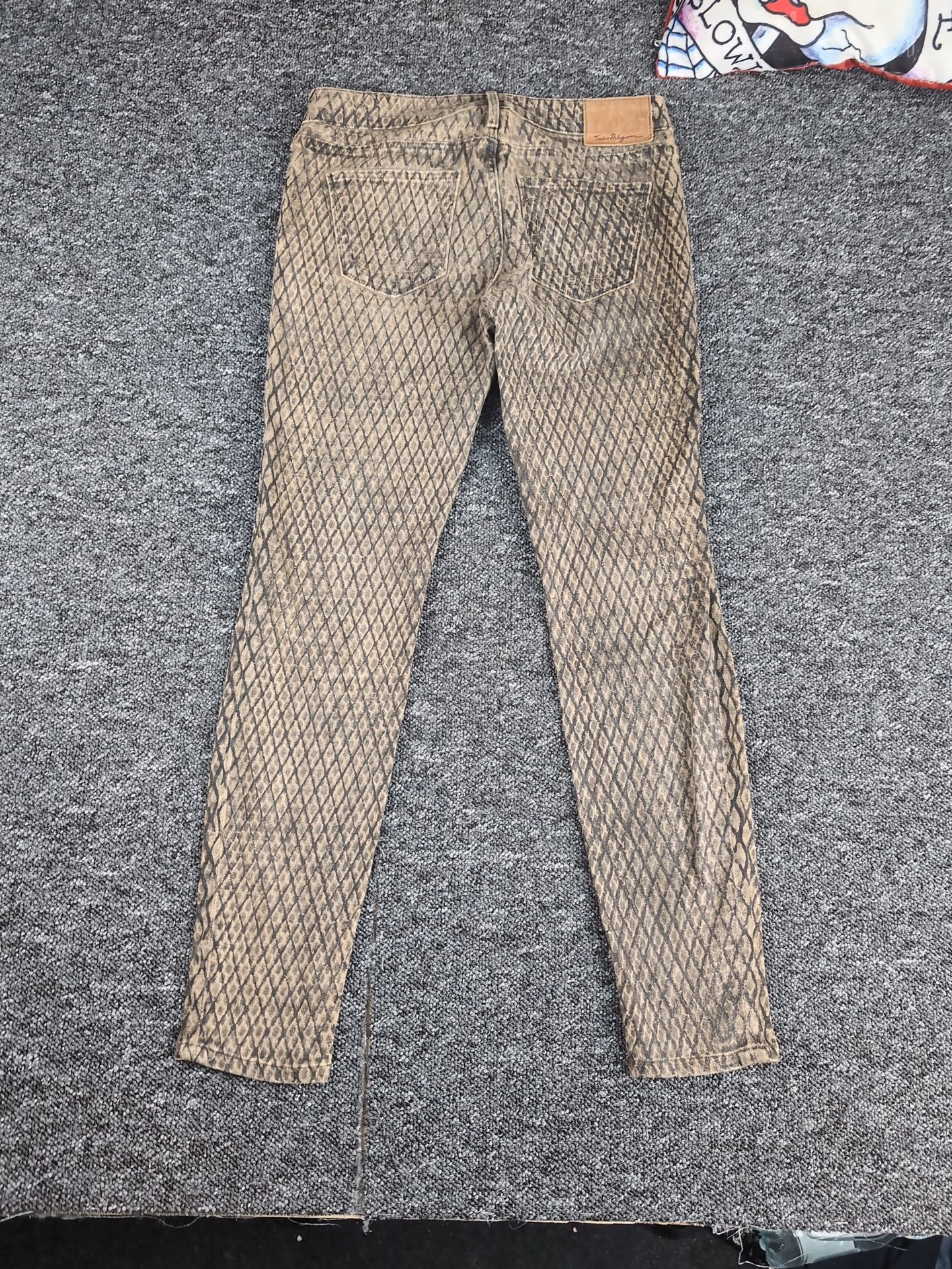 True Religion 44 | W27